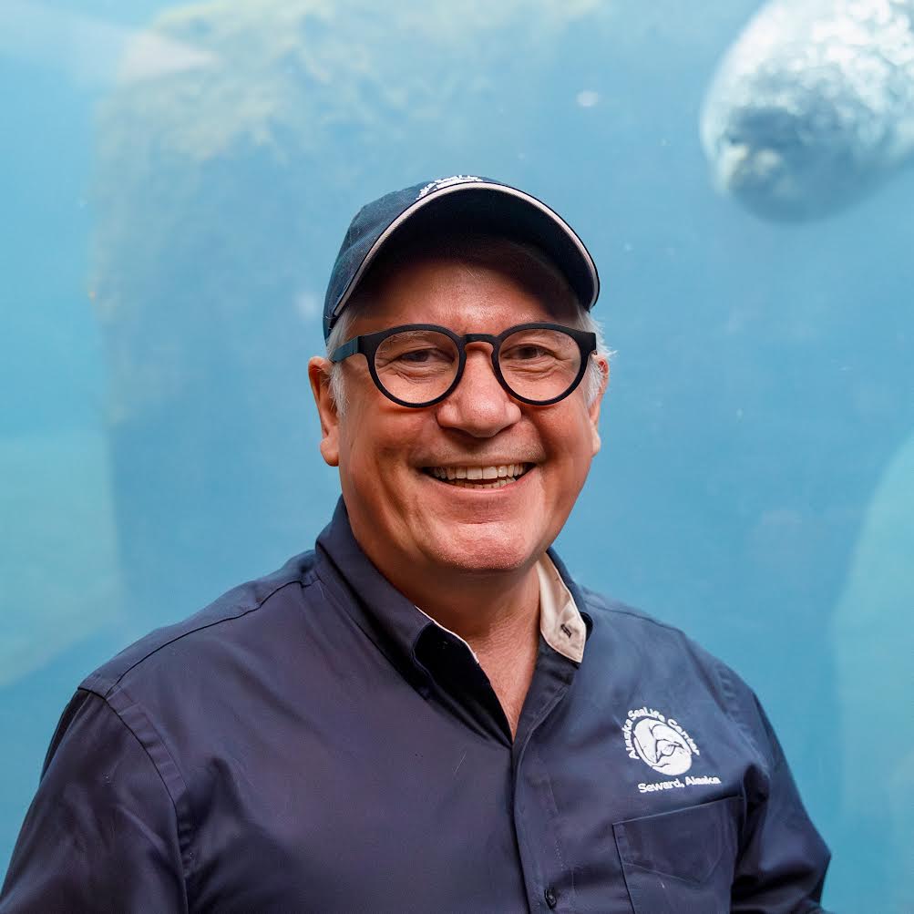 SeaLife Center’s Dr. John Fraser receives prestigious Devra Kleiman Award for Scientific Advancement